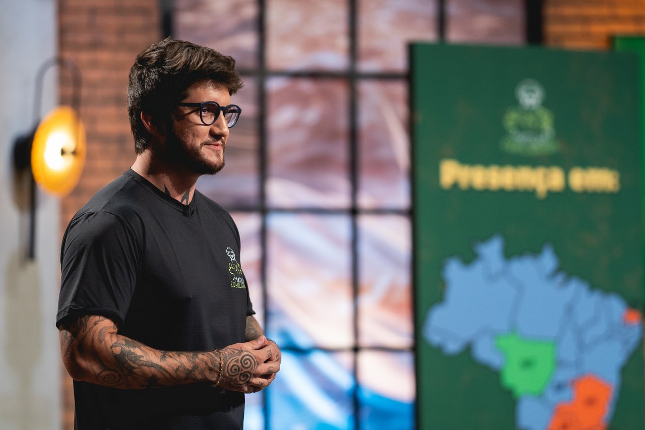 Guilherme, fundador da Matilha Equilibrada, no palco do Shark Tank Brasil